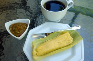 Humitas ou gâteaux de maïs frais cuits à la vapeur (vapeur) Humitas ou gâteaux de maïs frais cuits à la vapeur
