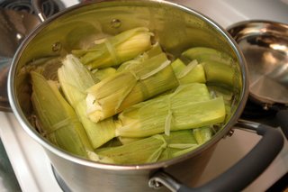 Humitas ou gâteaux de maïs frais cuits à la vapeur