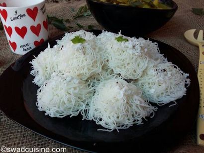 Idiyappam- Noolappam avec pommes de terre Curry Recette- Kerala Teashop style petit-déjeuner, Recettes Swad
