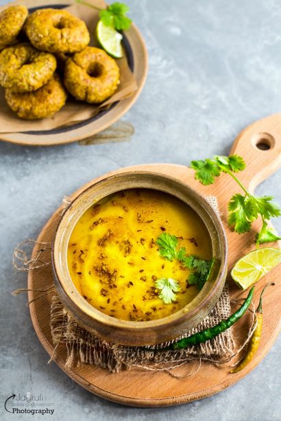 Jagruti s Cooking Odyssey Daal Bafla - Bafla Baati mit Daal - Gedämpfte und frittierte flockige