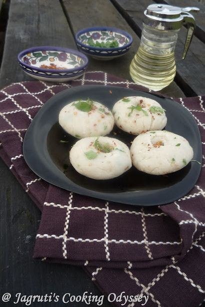 Jagruti Odyssey Cooking Khichu - étuvés et boulettes de farine de riz épicé!