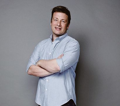 Jamie Oliver nous montre comment faire ses délicieuses crêpes à la banane pour le mardi gras