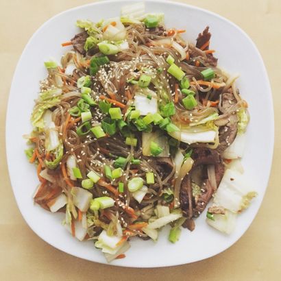 Japchae (de sautés nouilles en verre coréen) avec le boeuf, les citrons passe