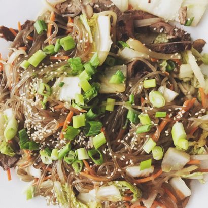 Japchae (de sautés nouilles en verre coréen) avec le boeuf, les citrons passe