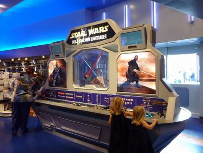 Jedi 101 Construisez votre propre sabre laser à Disneyland - Trader s Star, le DIS Unplugged Disney Podcast (académie de formation de jedi) Jedi 101 Construisez votre propre sabre laser à Disneyland - Trader s Star, le DIS Unplugged Disney Podcast