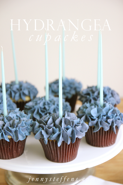 Jenny Steffens Hobick Blaue Hydrangea Cupcakes für den Sommer