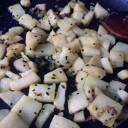 Jhinge Aloo Posto (Ridgegourd und Kartoffel in Mohn Paste)