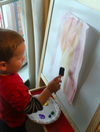 Peinture à l'Art Kid avec du plastique Deux façons Wrap - Pieds nus sur le tableau de bord