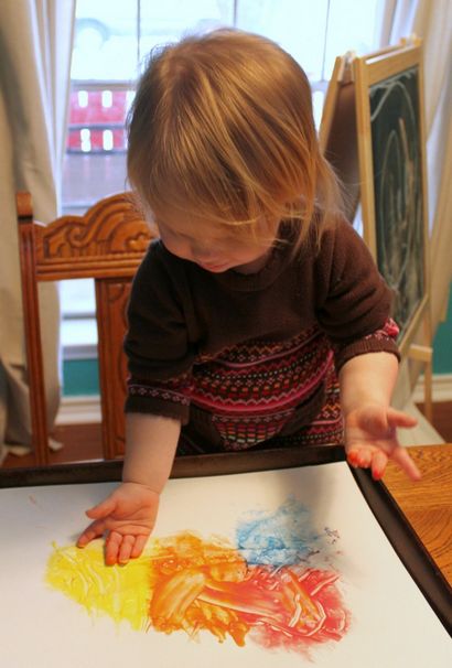 Peinture à l'Art Kid avec du plastique Deux façons Wrap - Pieds nus sur le tableau de bord