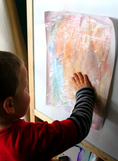 Peinture à l'Art Kid avec du plastique Deux façons Wrap - Pieds nus sur le tableau de bord