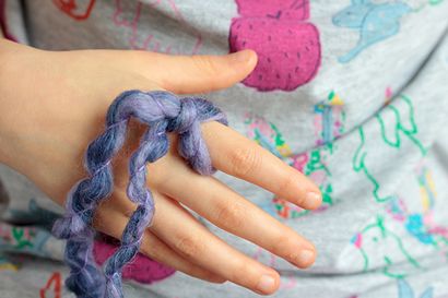 Kid Craft Wie Finger-Knit einen Infinity-Schal, Hallo Glow