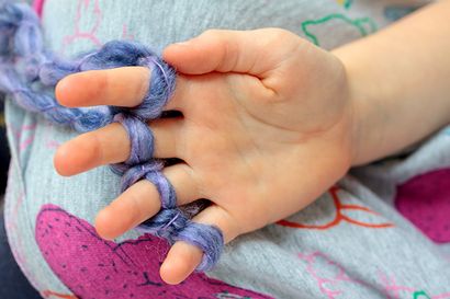 Kid Craft Wie Finger-Knit einen Infinity-Schal, Hallo Glow