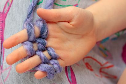 Kid Craft Wie Finger-Knit einen Infinity-Schal, Hallo Glow