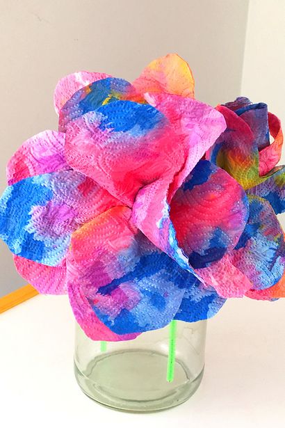 Kinder-Craft Idea Drip gemalte Papiertuch-Blumen, Childhood101