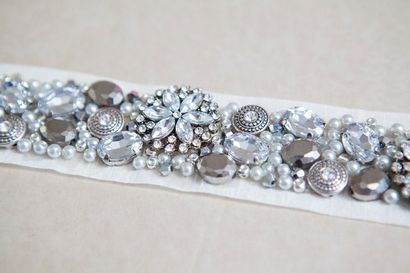 Apprenez à faire cet élégant bricolage ceinture mariée strass!