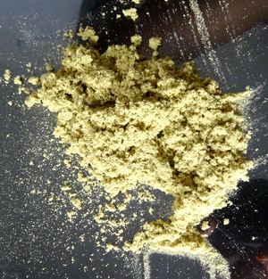 Erfahren Sie, wie Cannabis Knospen drehen oder Schneiden in Trockeneis Hash, Wachsen Weed Leicht