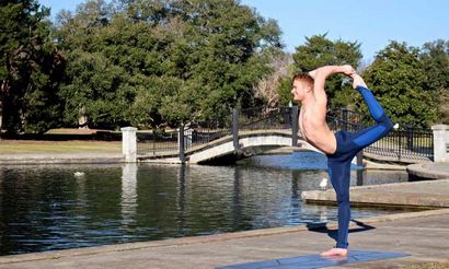 Lefty Loosey, Righty Tighty Auf Taking Sides in Yoga