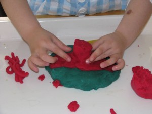 Soit s faire un gâteau de pâte de jeu, l'apprentissage 4 enfants