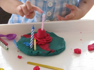 Soit s faire un gâteau de pâte de jeu, l'apprentissage 4 enfants