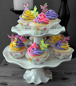 La vie Sweets Petits gâteaux printemps avec deux couleurs tourbillon Icing Tutorial