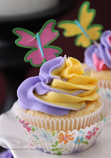 La vie Sweets Petits gâteaux printemps avec deux couleurs tourbillon Icing Tutorial