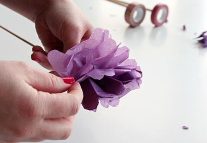 Machen Sie einen Blumenstrauß der schönen Papierblumen für Mutter - s Day