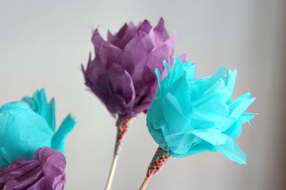 Machen Sie einen Blumenstrauß der schönen Papierblumen für Mutter - s Day