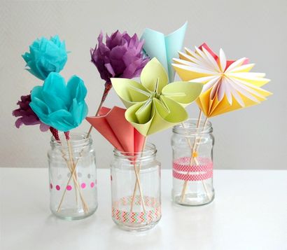 Machen Sie einen Blumenstrauß der schönen Papierblumen für Mutter - s Day