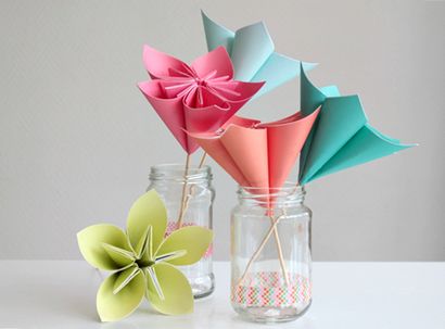 Machen Sie einen Blumenstrauß der schönen Papierblumen für Mutter - s Day