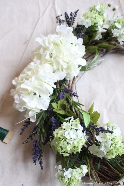 Faire une couronne de fleurs Hydrangea pour le printemps - Entre Naps sur le porche