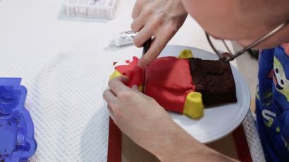 Machen Sie einen Lego-Mann-Kuchen 13 Schritte (mit Bildern)