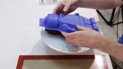 Machen Sie einen Lego-Mann-Kuchen 13 Schritte (mit Bildern)