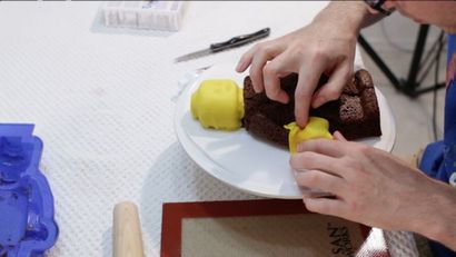 Faire un gâteau homme Lego 13 étapes (avec photos)