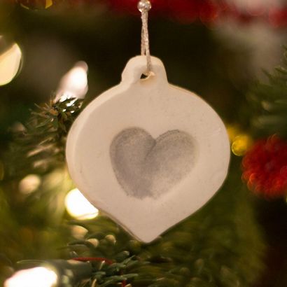 Machen Sie einen entzückenden weißen Ton Weihnachten Fingerabdruck Ornament - Mutti in der Madhouse