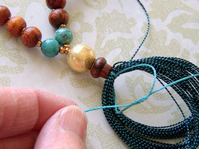 Faire un collier avec pompon Chapelet - Anneaux et les choses