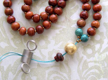 Faire un collier avec pompon Chapelet - Anneaux et les choses