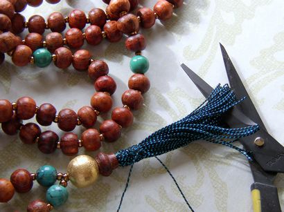 Faire un collier avec pompon Chapelet - Anneaux et les choses