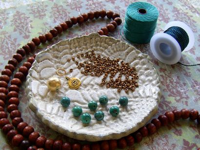 Faire un collier avec pompon Chapelet - Anneaux et les choses