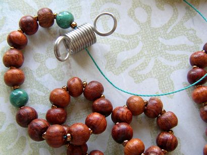 Faire un collier avec pompon Chapelet - Anneaux et les choses