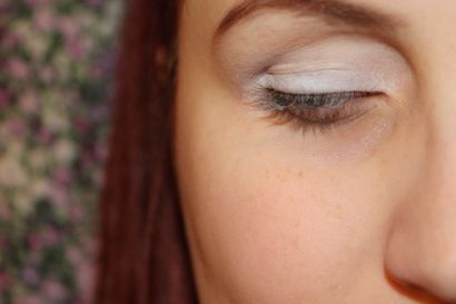 Faites votre ombre à paupières Regardez Bolder et Brighter avec ce simple Make Up Astuce