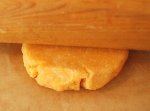 Machen Sie Ihre eigene erstaunliche hausgemachte Käse-Cracker, Glücklich Genügsamkeit