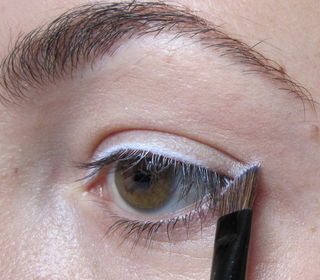 Machen Sie Ihre eigene Eyeliner 4 Schritte