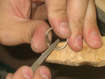 Macht einen einfachen Sterlingsilber-Ring 9 Schritte (mit Bildern)