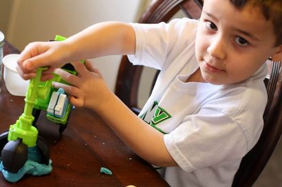 Faire la pâte à modeler de couleur Crayola à la craie de trottoir comme colorant - Derrière The Studio