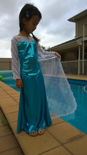 Faire la Reine Elsa Frozen Costume - Shai Coggins