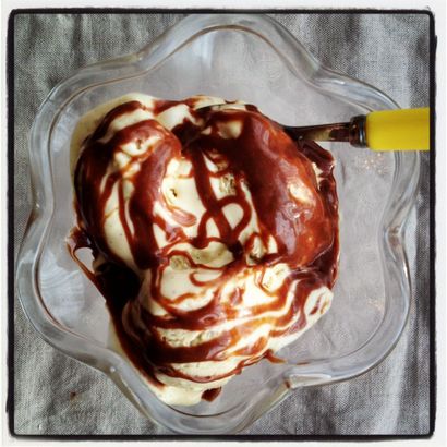Malzmilch Ice Cream (No Churn) mit einer Schnell Mars Bar Sauce - Ren Behan Lebensmittel