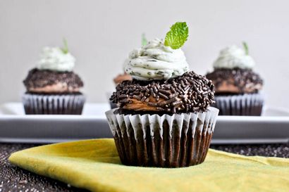 Milk Chocolate Cupcakes mit frischer Minze Frosting, How Sweet It Is