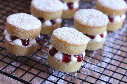 Mini Victoria Biskuitkuchen (A Taste of Britain) - The Daring Gourmet