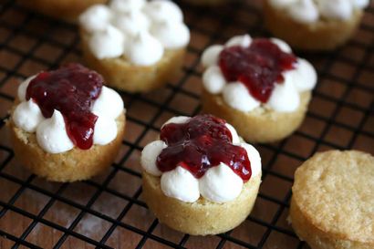 Mini Victoria Biskuitkuchen (A Taste of Britain) - The Daring Gourmet