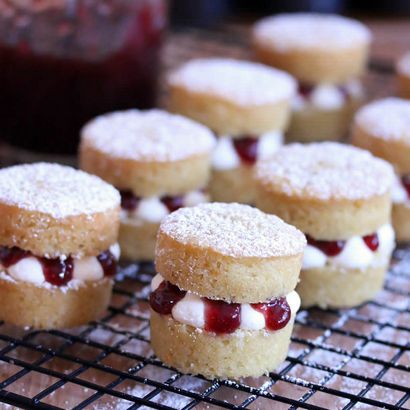 Mini Victoria Biskuitkuchen (A Taste of Britain) - The Daring Gourmet